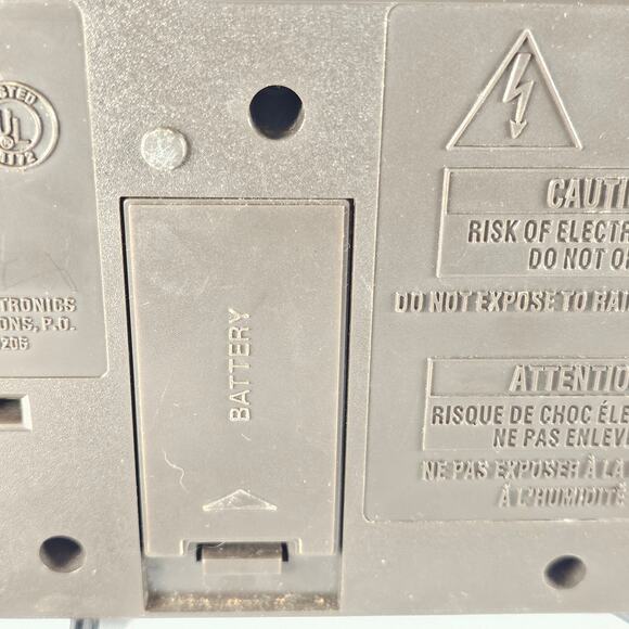 Vintage AM/FM Digital Alarm Clock Radio Woodgrain 1980s Works Tested GE 7-4616B - Picture 10 of 16